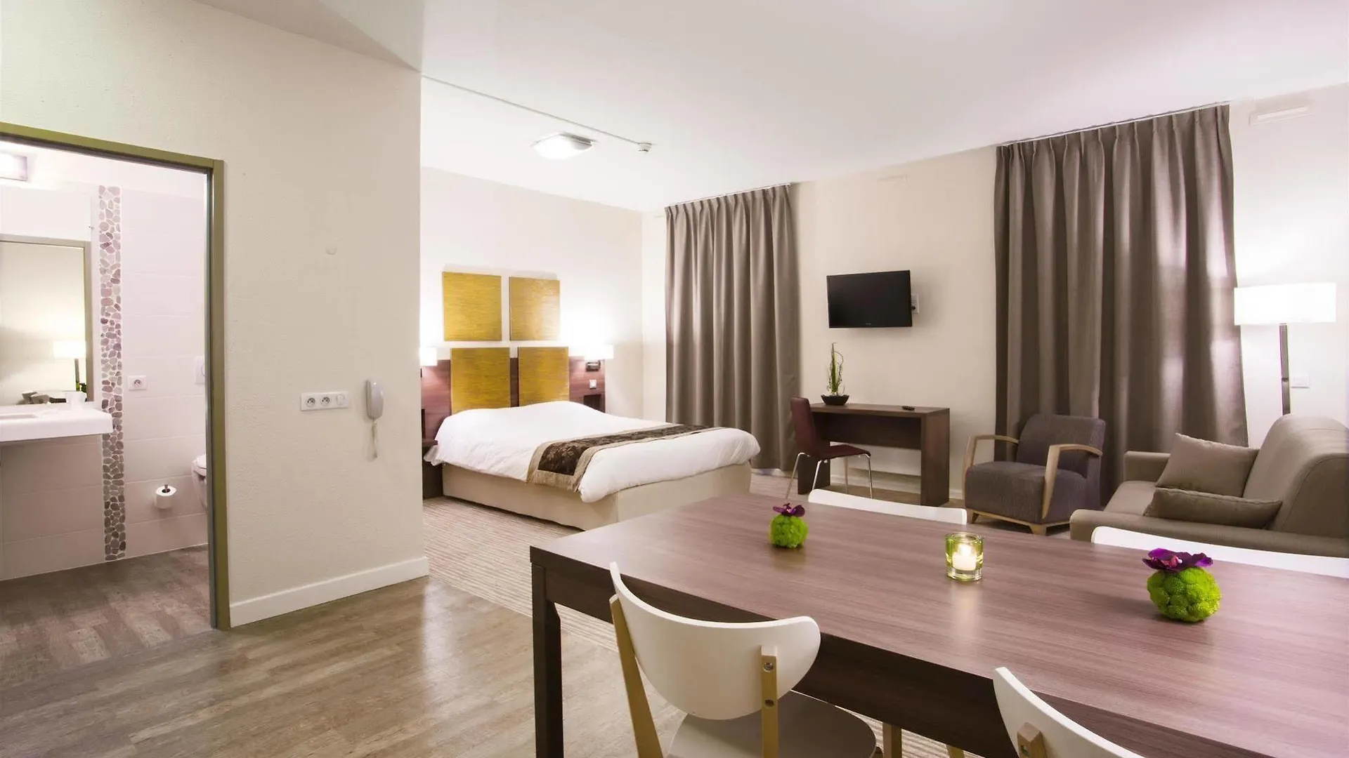 Aparthotel Kyriad Chambery Centre - Hotel Et Residence