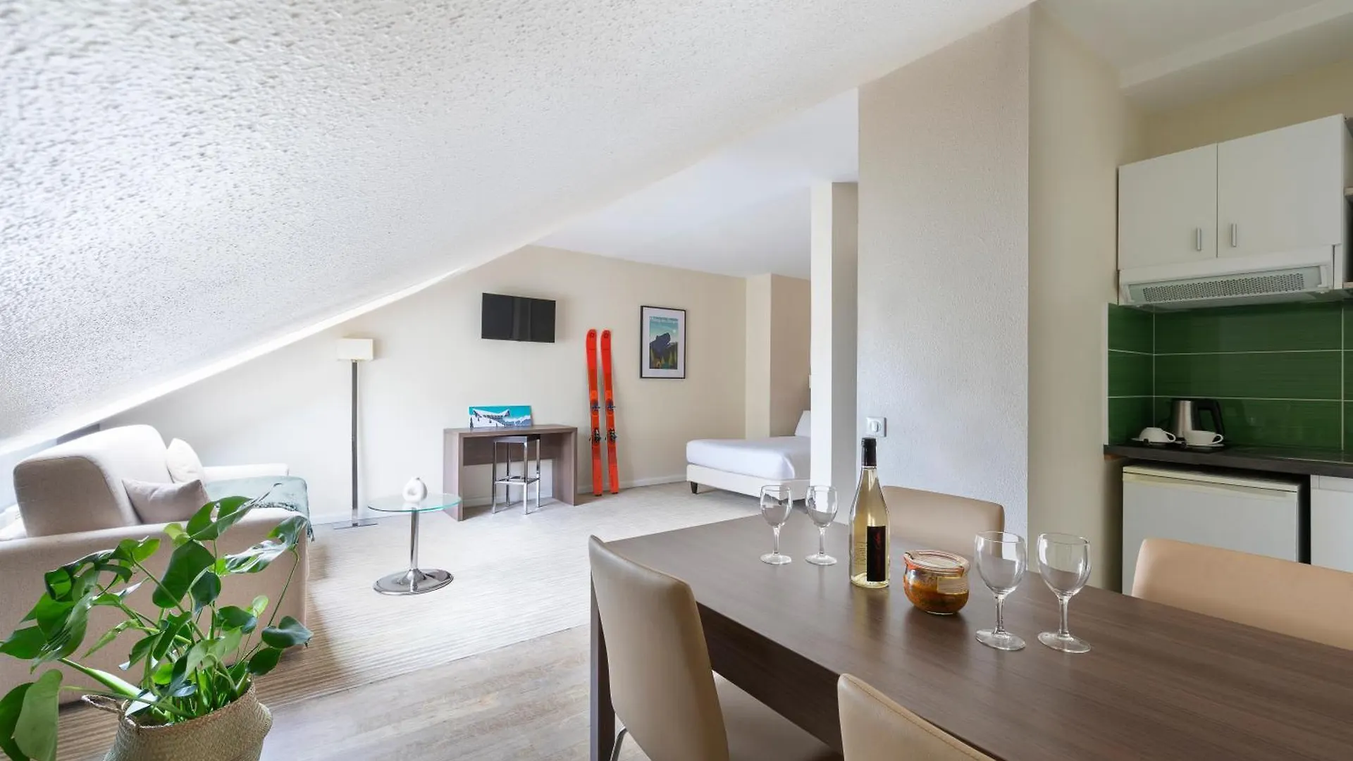 Kyriad Chambery Centre - Hotel Et Residence 3*,