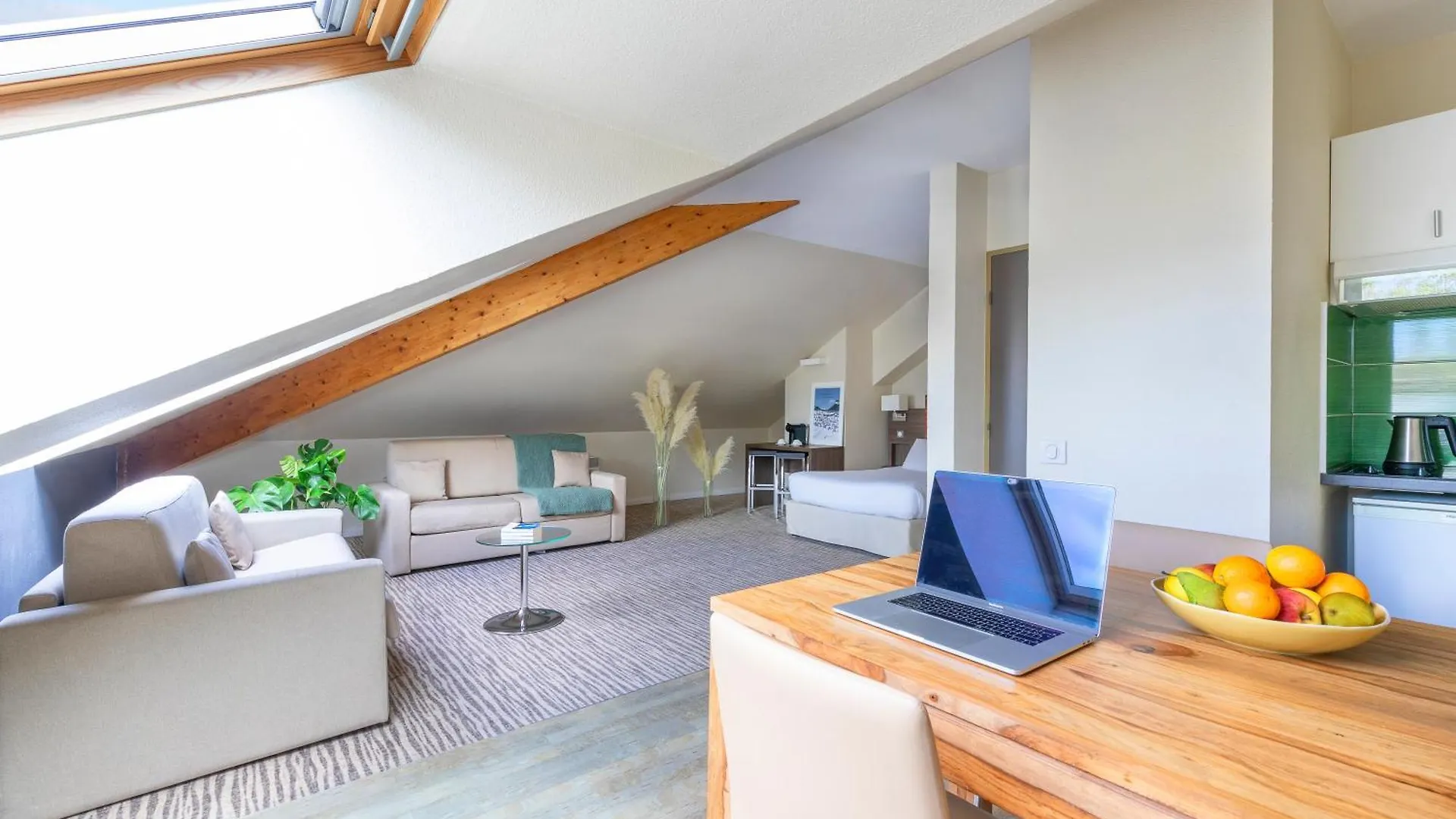 Kyriad Chambery Centre - Hotel Et Residence Aparthotel