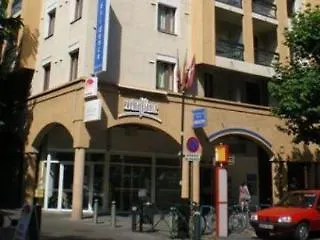 Kyriad Chambery Centre - Hotel Et Residence 3*,