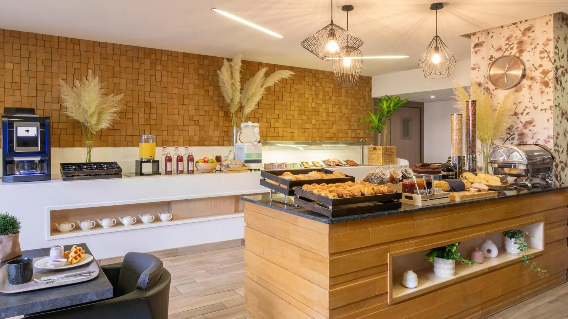 Kyriad Chambery Centre - Hotel Et Residence